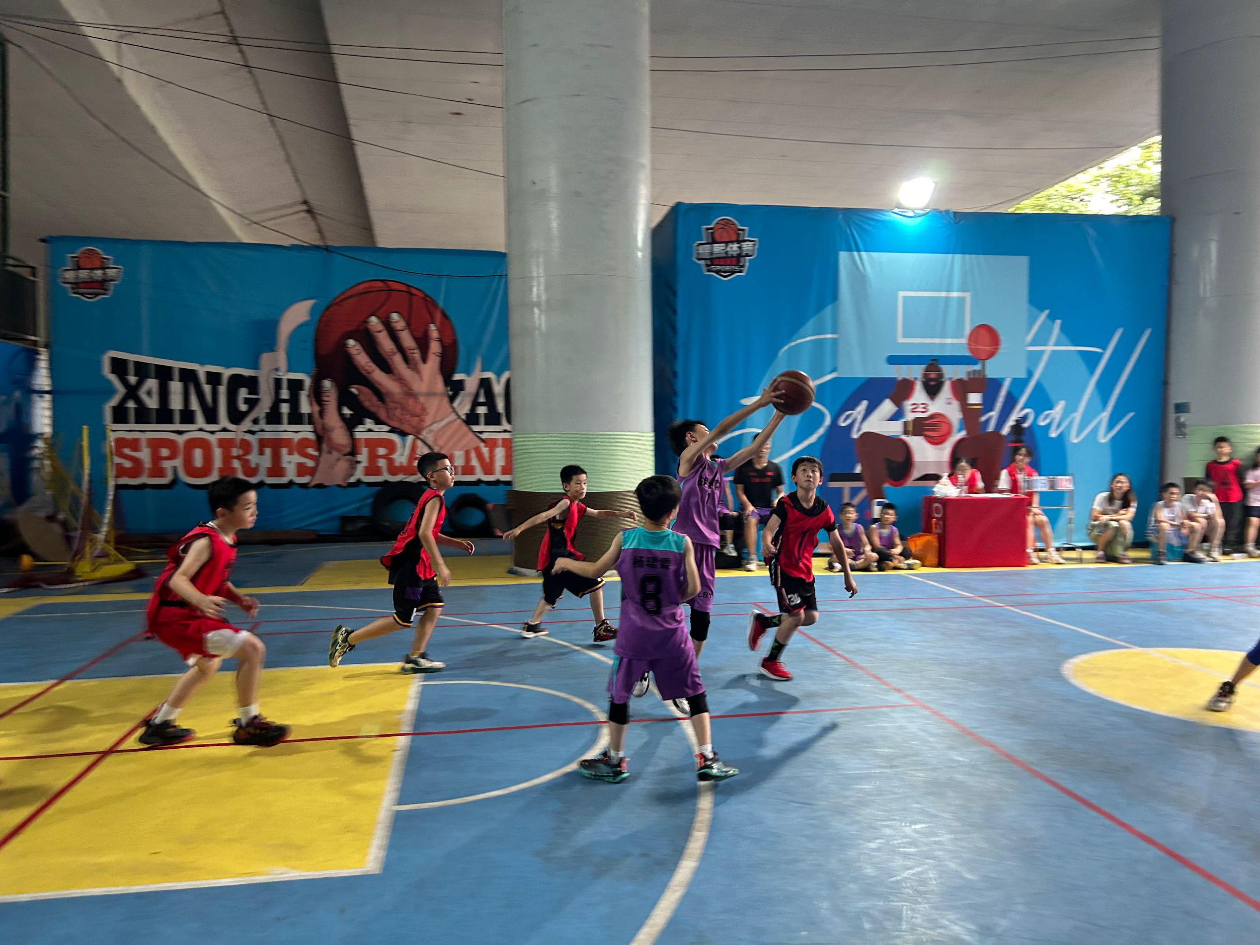 共享篮球场在城市社区广泛铺开,方便群众体育 共享篮球场在城市社区广泛铺开,方便群众体育