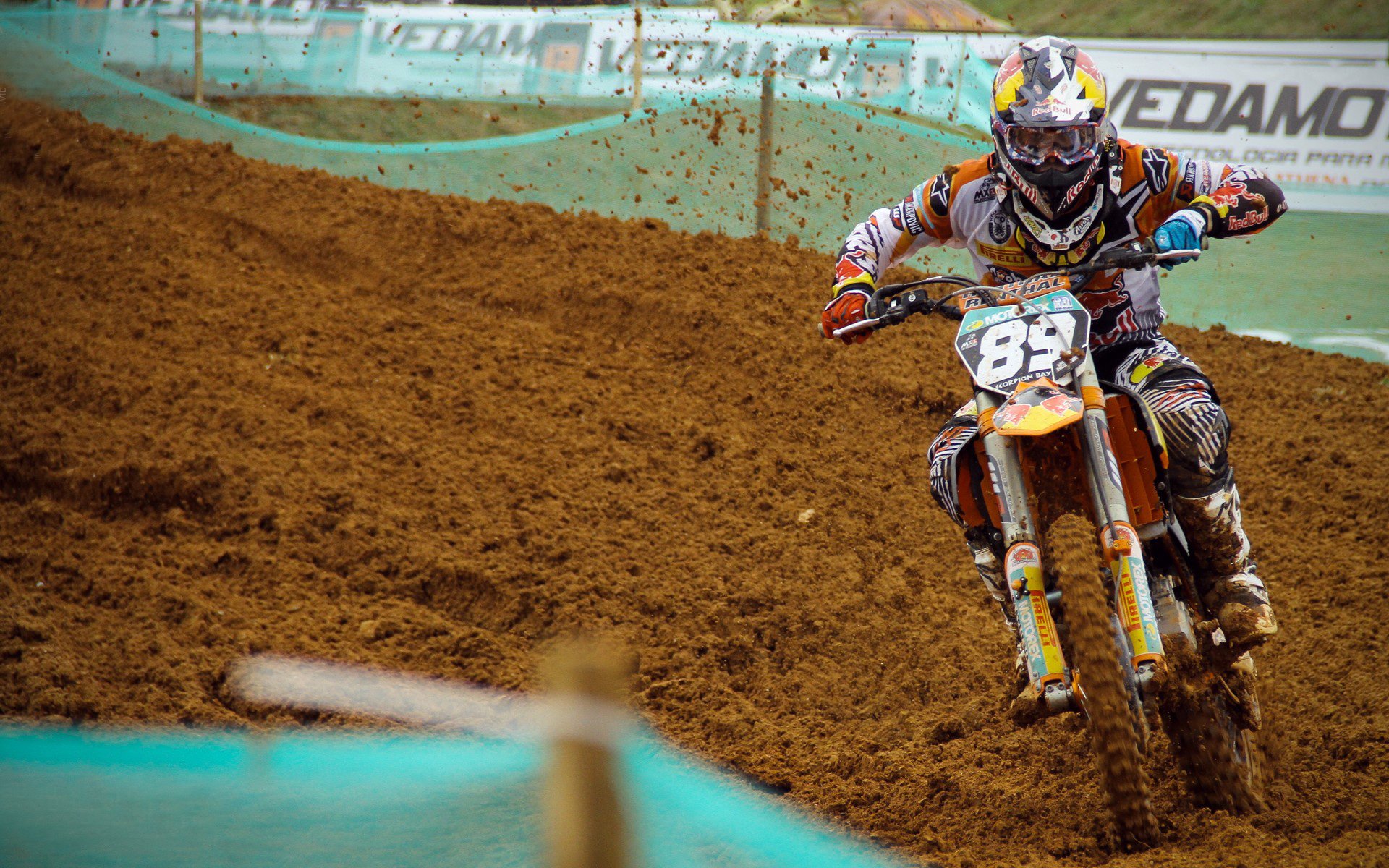 米兰体育-城市夜光水上风筝节，灯火闪耀中的空中盛会